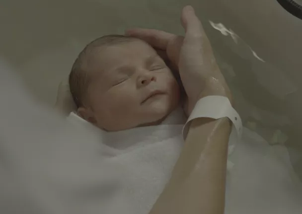 Le bain enveloppé : un moment de bien-être pour bébé