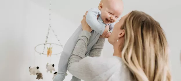 Femme qui porte un bébé
